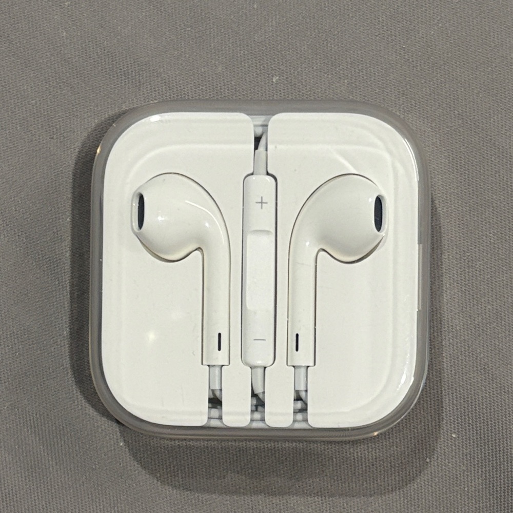 New Apple Wired Earpods with 3.5mm Headphone Plug